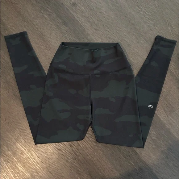 Alo Black Dark Green Camo Leggings Sz Small - Picture 2 of 7